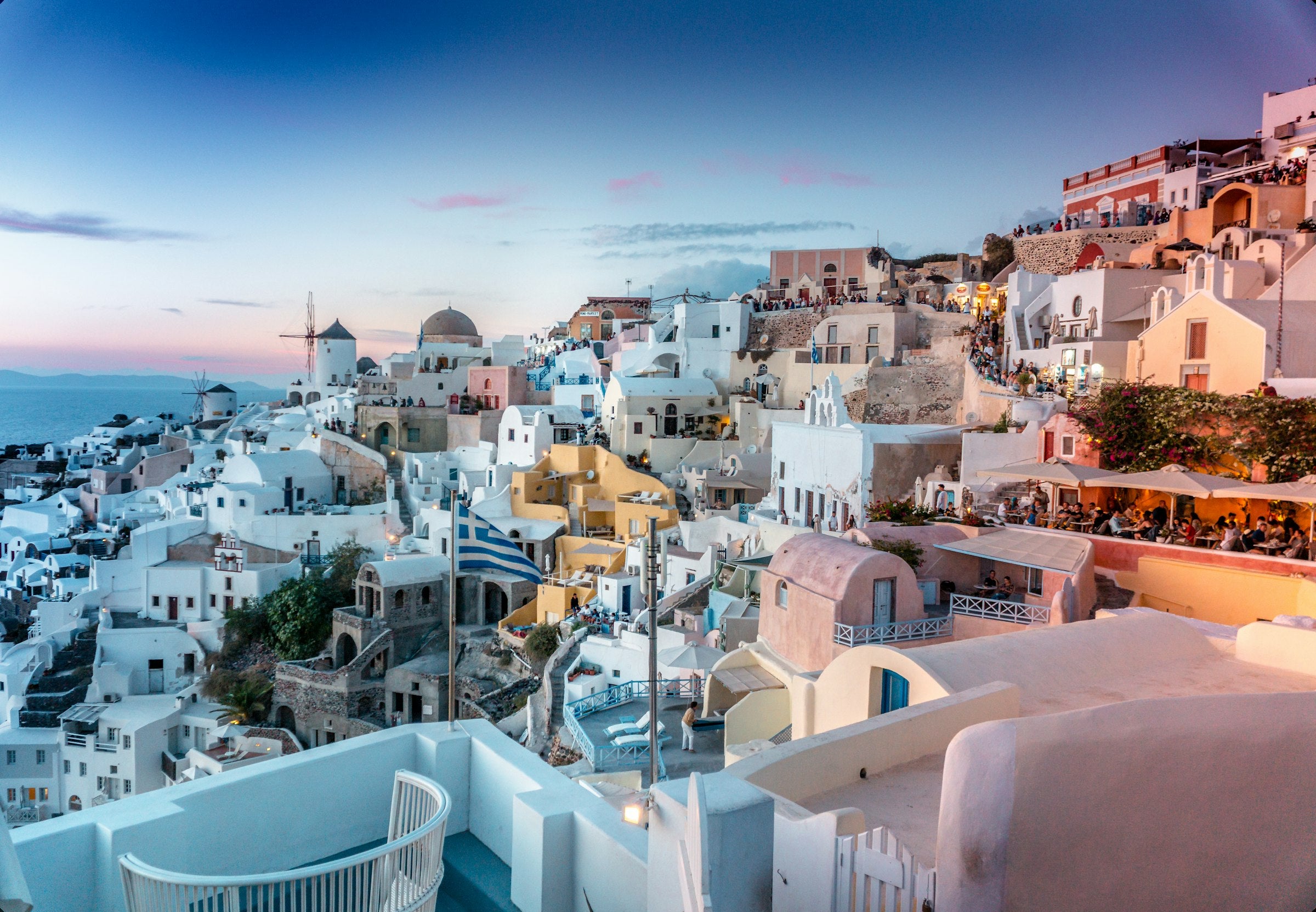 Toits d'Oia face a la mer Egee
